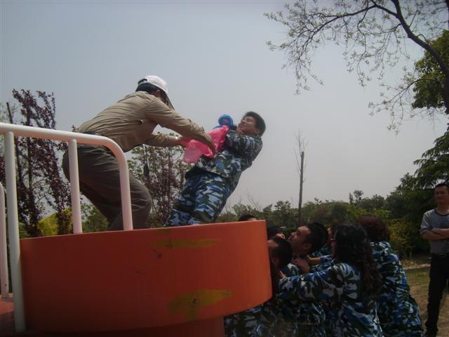信任背摔